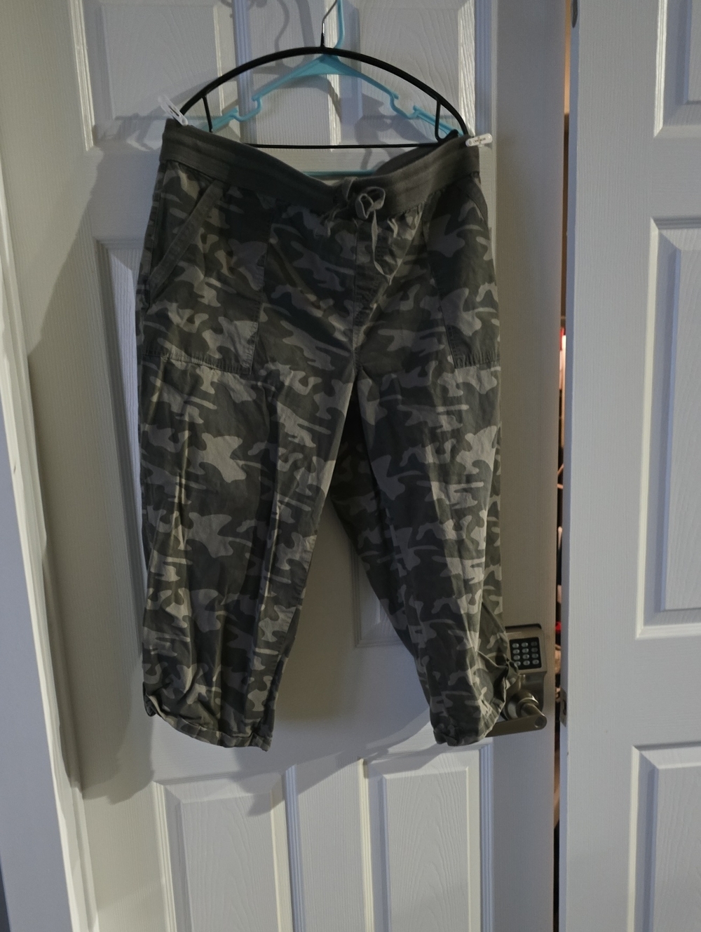 Womend Camo Drawstring Capri Pants - Gray